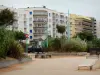 Saint-Jean-de-Monts - Station balnéaire : immeubles, arbres et agaves