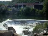 Saint-Juéry - Site du Saut du Tarn (Saut de Sabo) : rivière (le Tarn), bâtiments et arbres