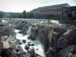 Saint-Juéry - Salto del sitio de Tarn (saltar Sabo): River (Tarn), cascadas, rocas y edificios en el fondo