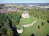 Saint-Julien-du-Sault - Vista de la capilla de Vauguillain y los restos del antiguo castillo encaramado en una colina, el bosque y el pueblo de Saint-Julien-du-Sault