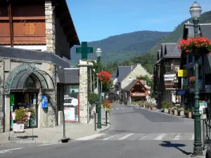 Saint-Lary-Soulan - Thermalbad und Wintersportort: Strasse gesäumt von Häusern, Einkaufsläden und mit Blumen beschmückte Strassenlaternen; im Tal Aure