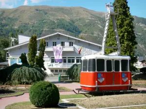 Saint-Lary-Soulan - Station thermale et de ski : place du téléphérique ; dans la vallée d'Aure