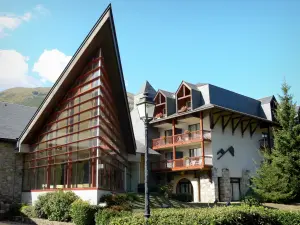 Saint-Lary-Soulan - Thermalbad und Wintersportort: Kurhaus (Thermalbad); im Tal Aure