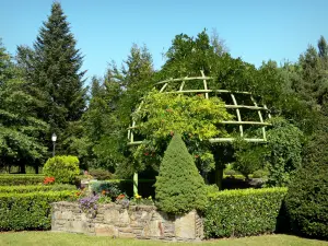 Saint-Lary-Soulan - Thermalbad und Wintersportort: Kurpark (Blumen, Büsche und Bäume); im Tal Aure