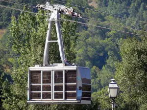 Saint-Lary-Soulan - Thermalbad und Wintersportort: Seilbahn; im Tal Aure