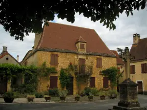 Saint-Léon-sur-Vézère - Calvary and house of the village, in Périgord