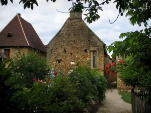 Saint-Léon-sur-Vézère - Bloementuin en stenen huizen van het dorp, in de Perigord