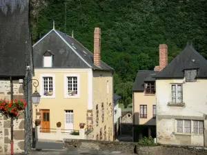 Saint-Léonard-des-Bois - Häuser des Dorfes; im Tal der Sarthe, im Herzen der Mancelles Alpen, im Regionalen Naturpark Normandie-Maine
