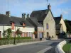 Saint-Léonard-des-Bois - La calle y las casas de la aldea de flores en el Parque Natural Regional de Normandía-Maine, en los Alpes Mancelles