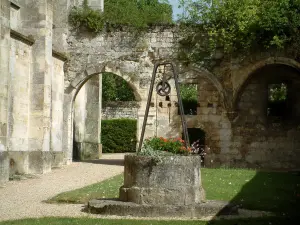 Saint-Leu-d'Esserent church - Flower-bedecked well of the abbey church