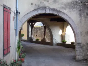 Saint-Lizier - Arches of the Place de l'Eglise square