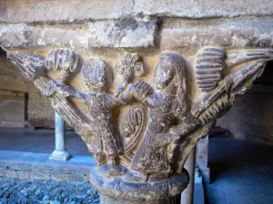 Saint-Lizier - Carved capital of the Romanesque cloister in the Saint-Lizier cathedral