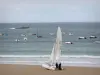 Saint-Lunaire - Station balnéaire de la côte d'Émeraude : catamaran sur la plage de sable, bateaux et voiliers sur la mer