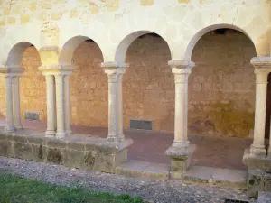 Saint-Macaire - Colonnade van het klooster van de priorij van Saint- Sauveur