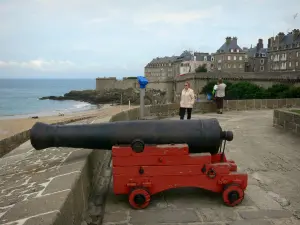 Saint-Malo - Ville Close: Kanone, Stadtmauern und Gebäude