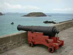 Saint-Malo - Kanone mit Blick auf das Meer