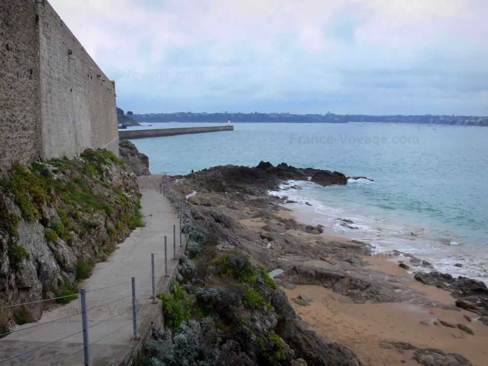 Saint-Malo - Fortification de la cité corsaire malouine, allée menant à la mer, rochers, côte en arrière-plan