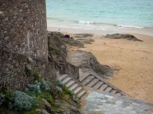 Saint-Malo - Escaliers menant à la plage de sable