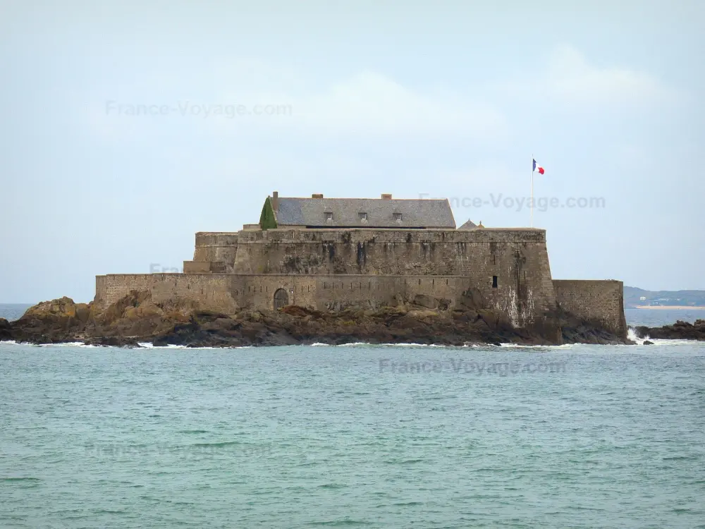 Saint-Malo - Fort National (bastion) et mer