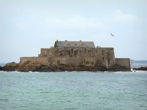 Saint-Malo - Fort National (bastion) et mer