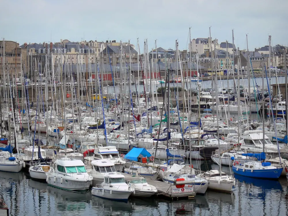 Saint-Malo - Bateaux, voiliers du port de plaisance et bâtiments de la ville