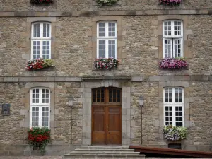 Saint-Malo - Walled town: facade of the town hall