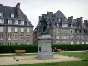 Saint-Malo - Ville Close: Statue von Jacques Cartier, Gärten und Gebäude