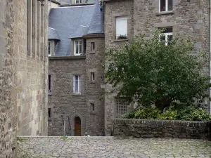 Saint-Malo - Ville close : maisons en pierre de la vieille ville (cité corsaire malouine)