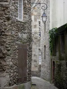 Saint-Malo - Ville close : ruelle bordée de maisons en pierre, lampadaire