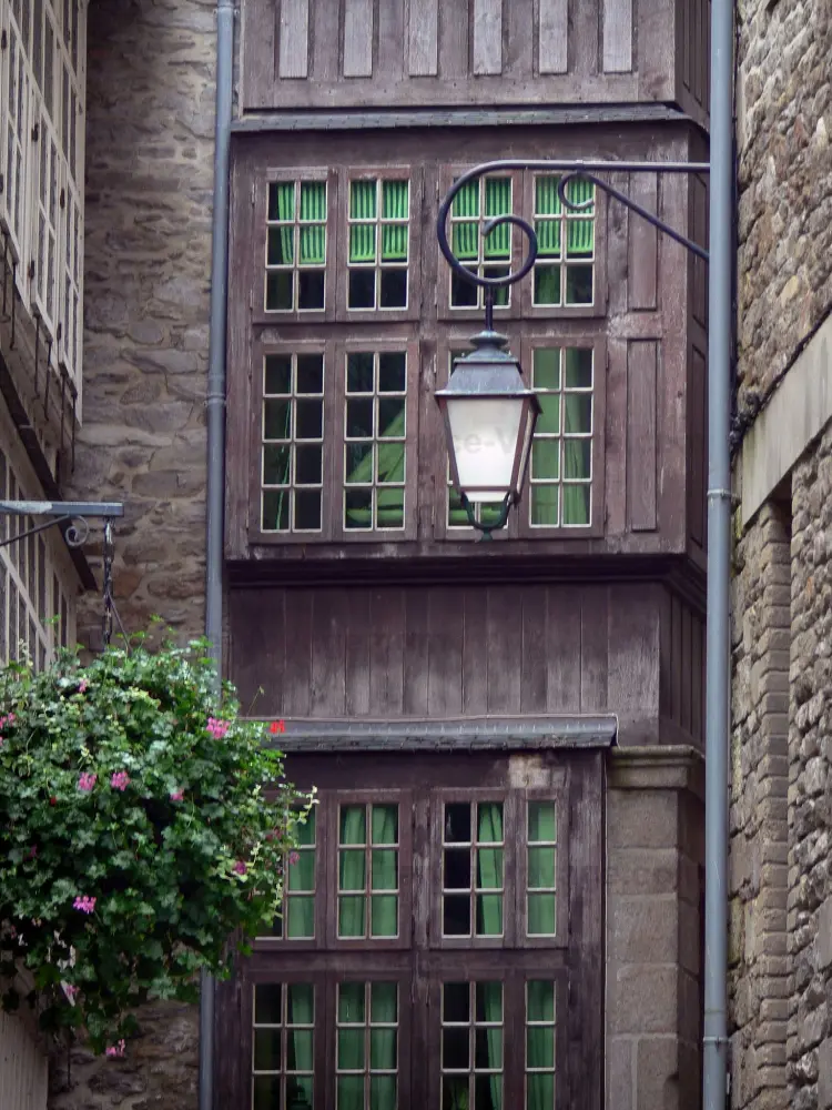 Saint-Malo - Ville close : lampadaire, fleurs et façades de maisons de la vieille ville (cité corsaire malouine)