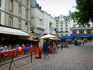 Saint-Malo - Ville Close: Terrassen von Restaurants und Gebäude