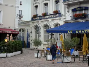 Saint-Malo - Ville Close: Terrassen von Restaurants und Gebäude