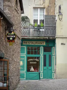 Saint-Malo - Ville Close: Gepflasterte Strasse, Restaurant und Häuser