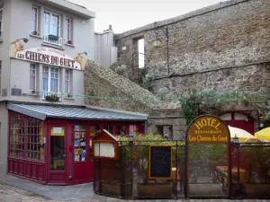 Saint-Malo - Ville Close: Haus, Restaurant mit Terrasse und Stadtmauern