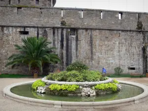 Saint-Malo - Befestigungsanlage des Schlosses, Palme und Brunnen mit Blumen