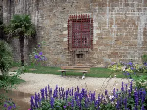 Saint-Malo - Befestigungsanlage des Schlosses, Blumen, Palme und Sitzbank