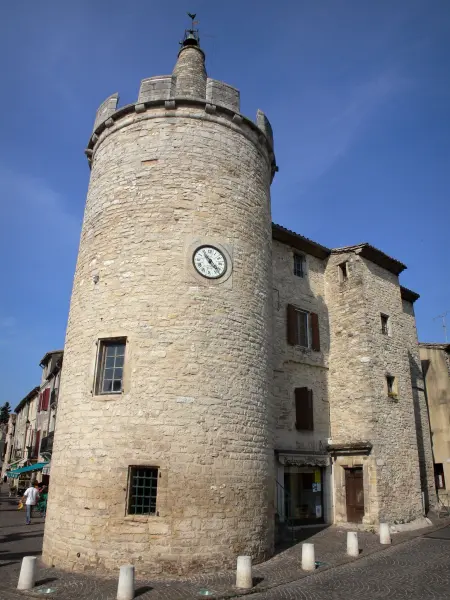 Saint-Martin-de-Londres - Torre del Reloj y las casas en el pueblo
