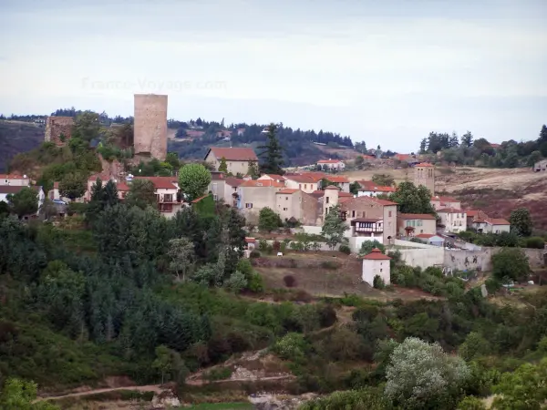 Saint-Maurice-sur-Loire - Vista de la mazmorra (los restos del castillo), las casas y el campanario de la iglesia del pueblo