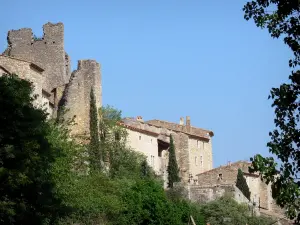 Saint-Montan - Overblijfselen van het kasteel en de stenen huizen van het middeleeuwse dorp