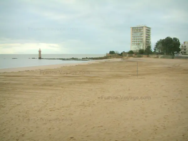 Saint-Nazaire - Sandstrand, Leuchtturm, Meer (Atlantischer Ozean), Wohnblöcke und bewölkter Himmel