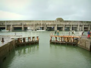 Saint-Nazaire - Hafen: Becken, Boote und ehemalige unterseeische Basis (Centre International des Paquebots Escal'Atlantic)