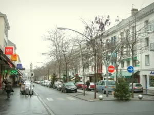 Saint-Nazaire - Geschäftsstrasse der Stadt mit Gebäuden, Bäumen und Geschäften