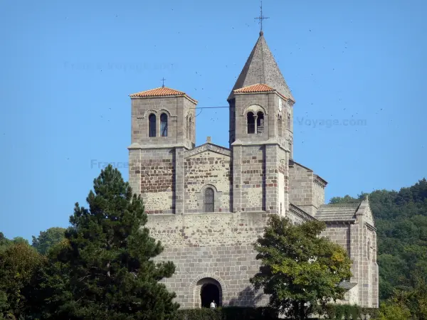 Saint-Nectaire - Saint-Nectaire chiesa romanica, nel Parco Naturale Regionale dei Vulcani d'Alvernia nel Massiccio des Monts Dore