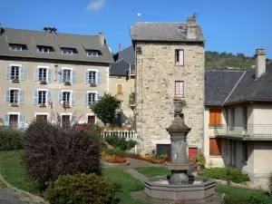 Saint-Nectaire - Municipio, la fontana e le case del villaggio di Saint-Nectaire-the-top, nel Parco Naturale Regionale dei Vulcani d'Alvernia nel Massiccio des Monts Dore