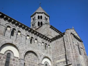 Saint-Nectaire - Saint-Nectaire chiesa romanica e del suo campanile ottagonale