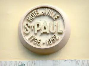 Saint-Paul - Teil der Fassade des Bürgermeisteramtes (Rathaus von Saint-Paul)