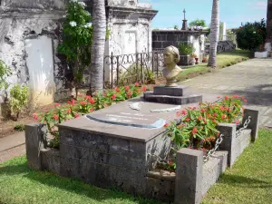 Saint-Paul - See-Friedhof: Grab des Dichters Leconte de Lisle