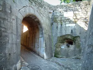 Saint-Paul-de-Vence - Eingang des befestigten Dorfes mit seinem Geschütz