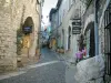 Saint-Paul-de-Vence - Strada lastricata fiancheggiata da negozi del villaggio
