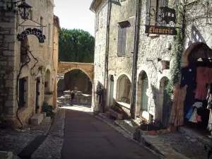 Saint-Paul-de-Vence - Ruelle du village bordée de boutiques et son porche